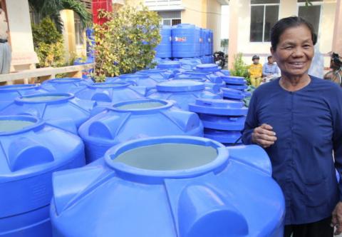 Giọt nước nghĩa tình của bạn đọc Tuổi Trẻ đến với bà con