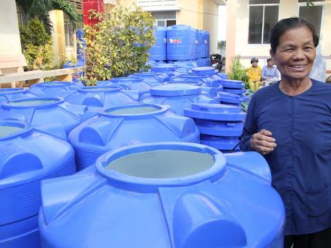 Giọt nước nghĩa tình của bạn đọc Tuổi Trẻ đến với bà con