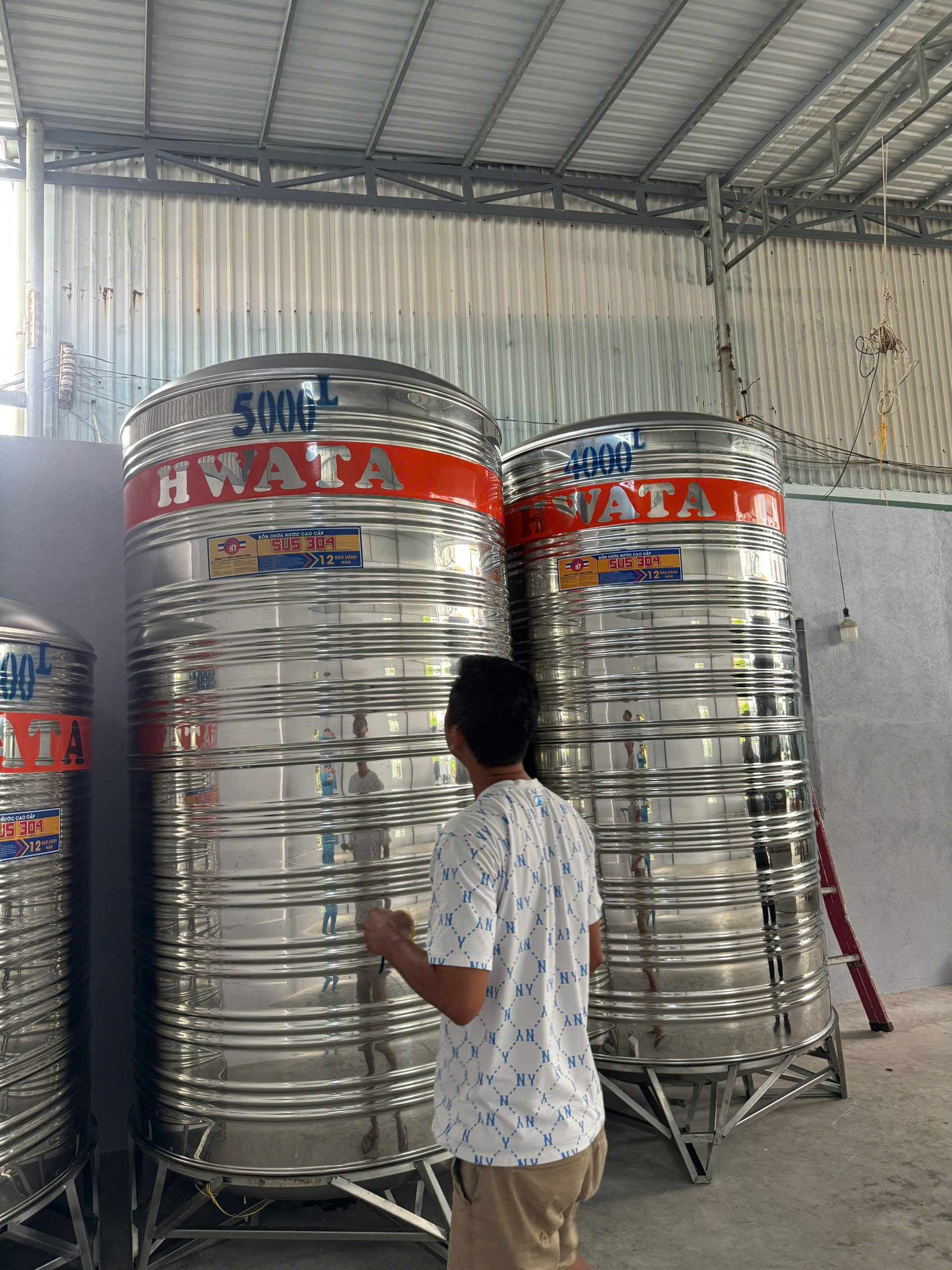 Cọ rửa thành và đáy bồn inox bằng bàn chải mềm cọ rửa thành bồn và đáy bồn nước inox bằng bàn chải mềm