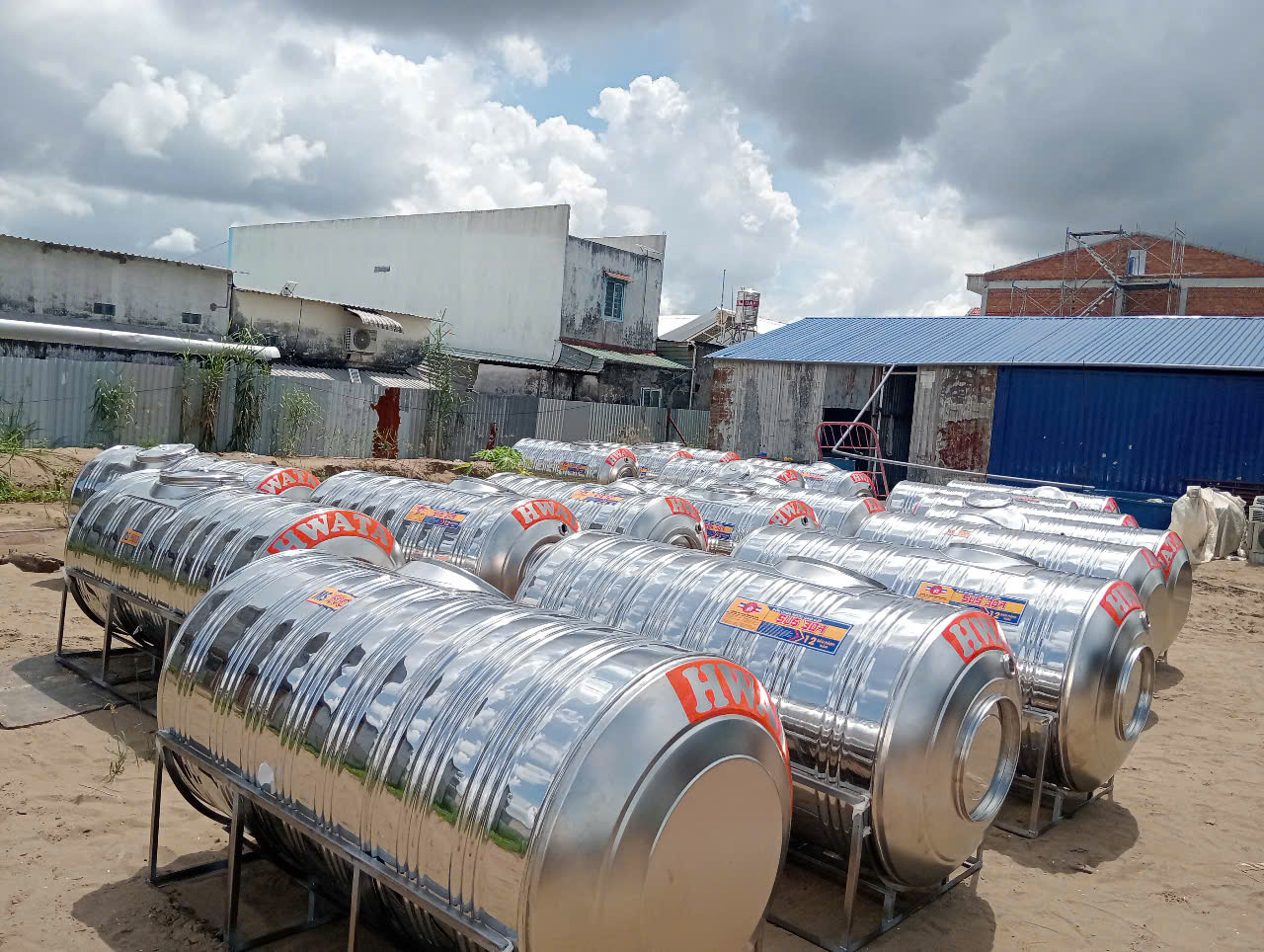 bồn nước inox bị rỉ sét cần kiểm tra trước khi dùng tiếp