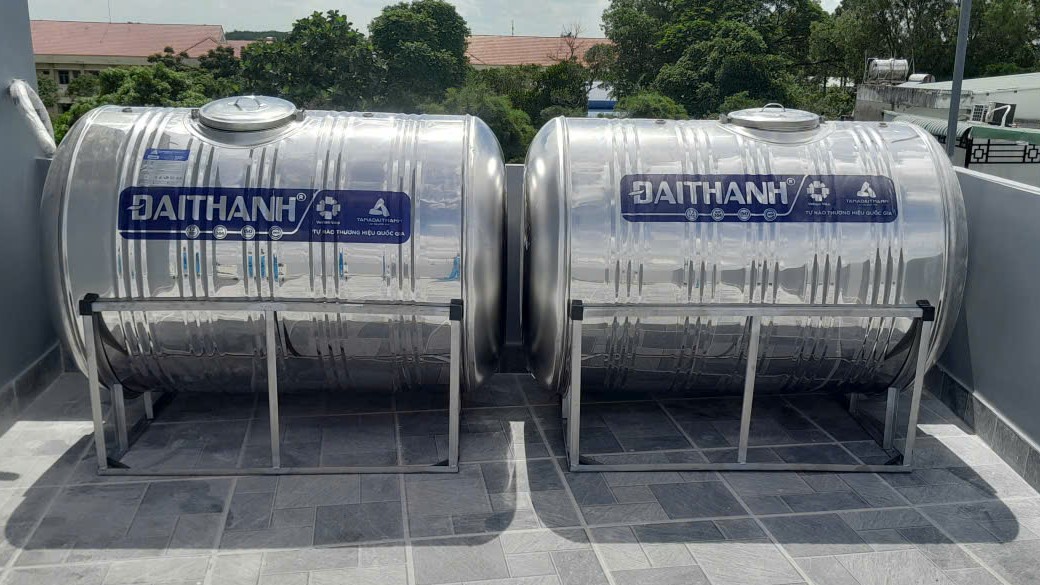so sánh bồn nhựa và bồn inox 1000L theo nguồn nước và vị trí lắp