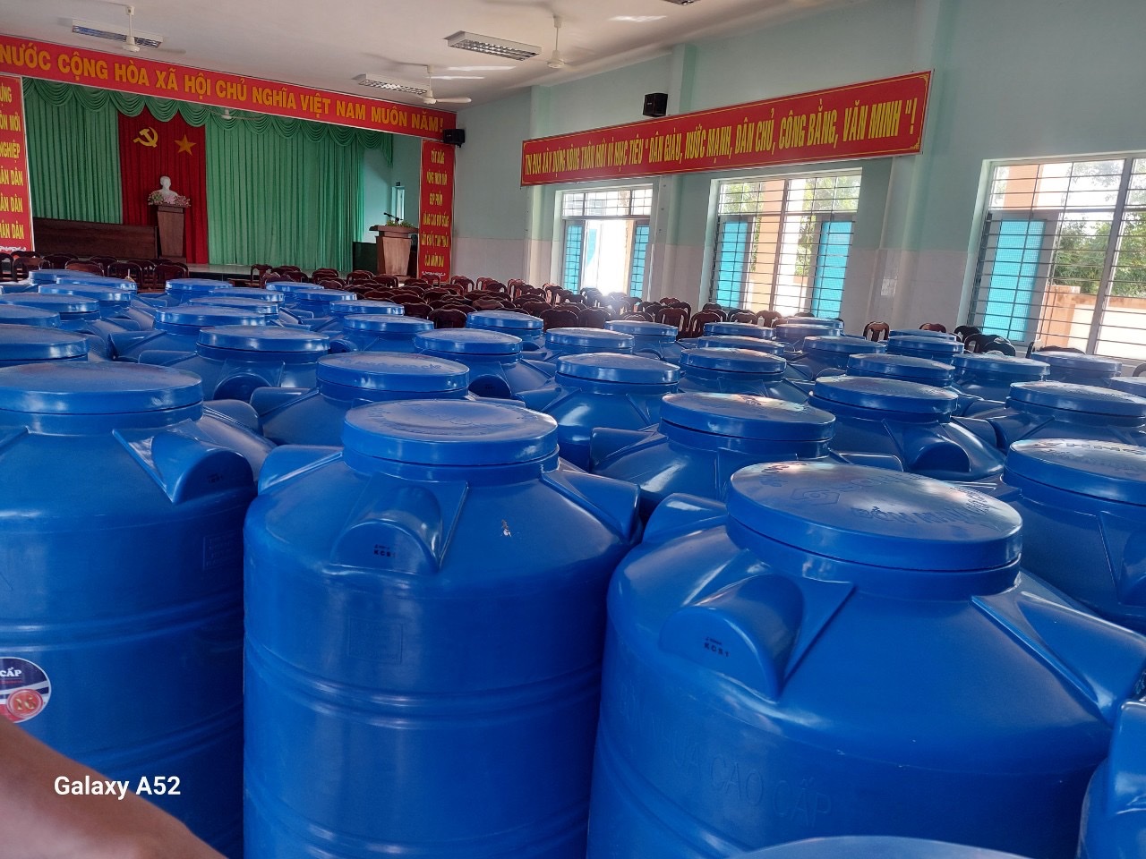 bồn nhựa 5000L ngang cần mặt bằng dài và lối vận chuyển phù hợp