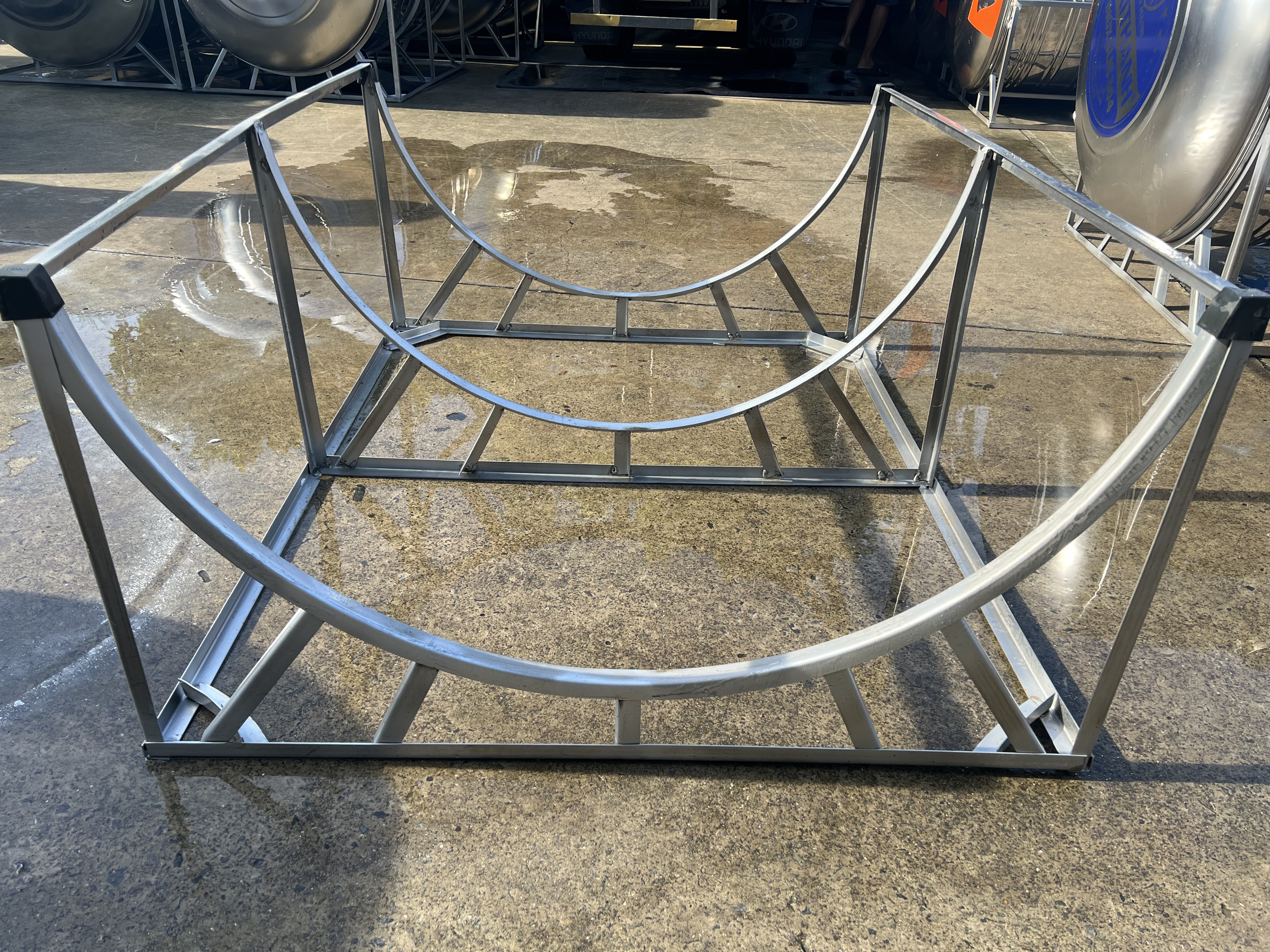 chân bồn nước inox ngang đúng rãnh đỡ thân bồn