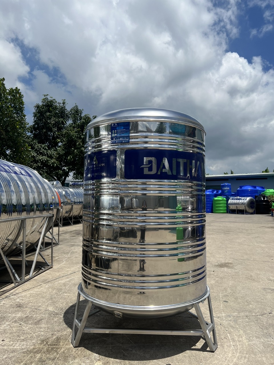 Sơ đồ kích thước bồn nước 1000L đứng Sơ đồ kích thước bồn nước 1000L đứng gồm chiều cao đường kính chân đế