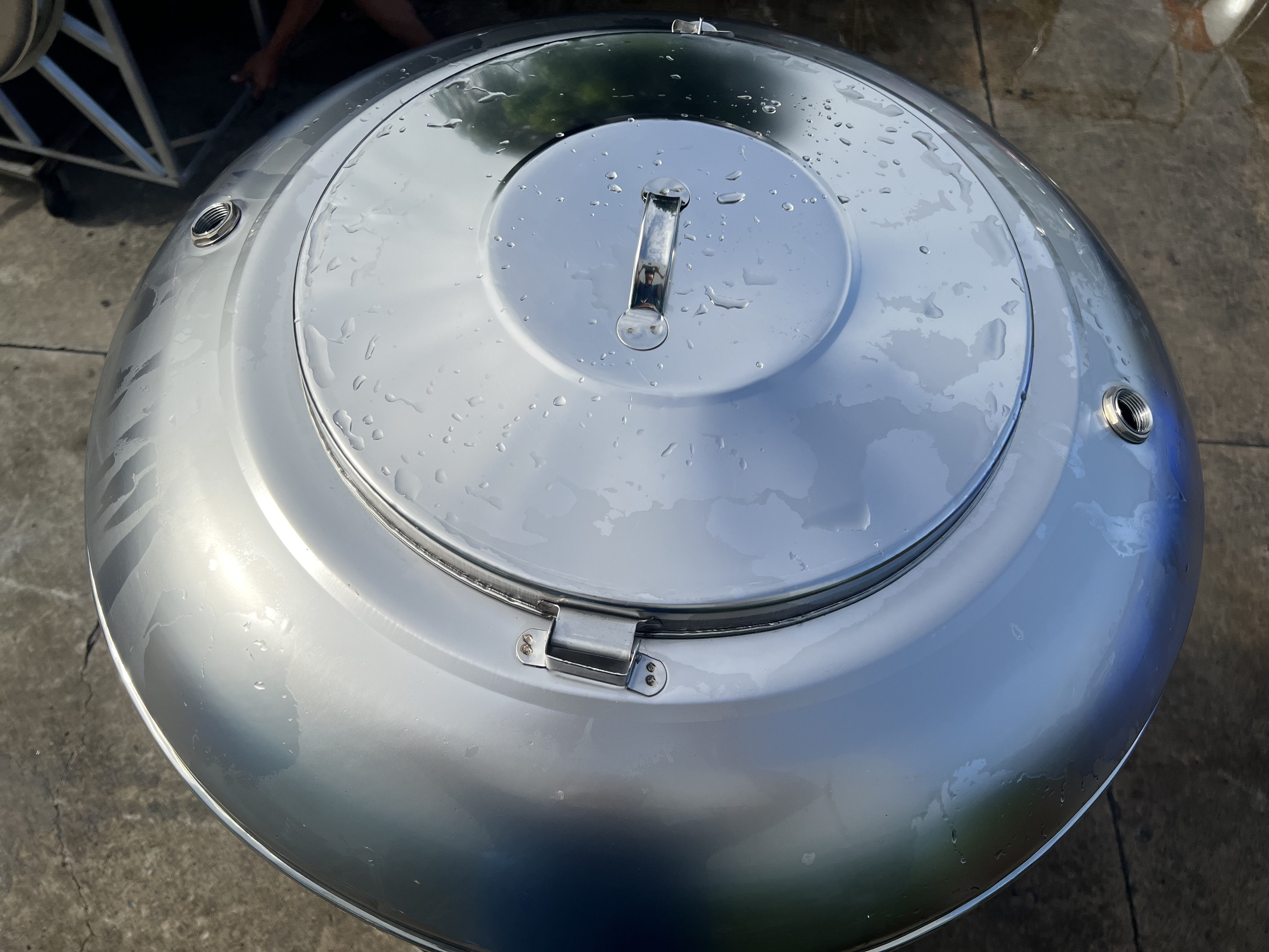 Nắp bồn inox bị hở cần kiểm tra và thay thế Nắp bồn inox bị hở cần kiểm tra và thay thế