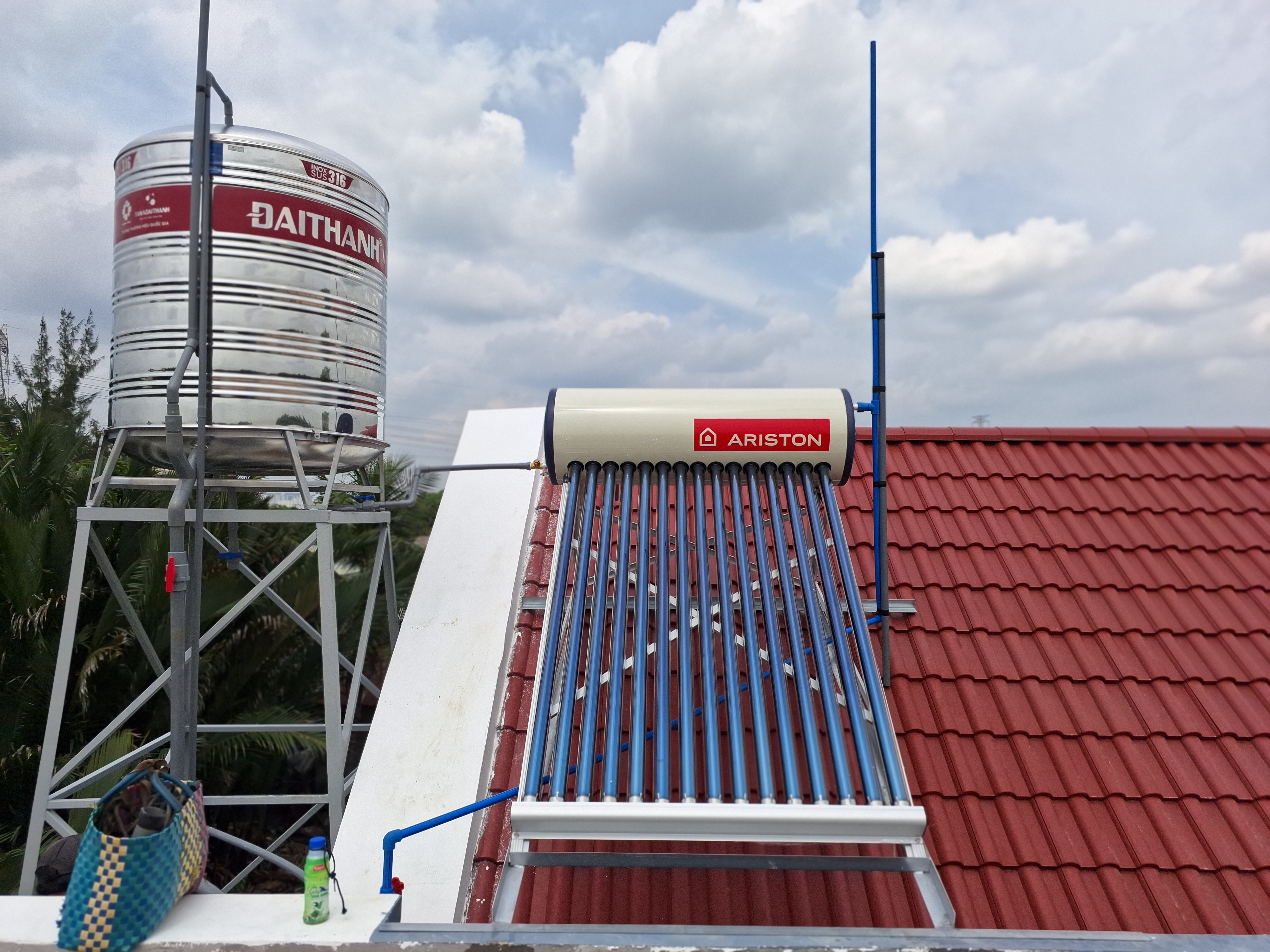 Máy nước nóng năng lượng mặt trời Ariston cần vị trí mái có nắng tốt máy nước nóng năng lượng mặt trời Ariston lắp trên mái nhà đón nắng