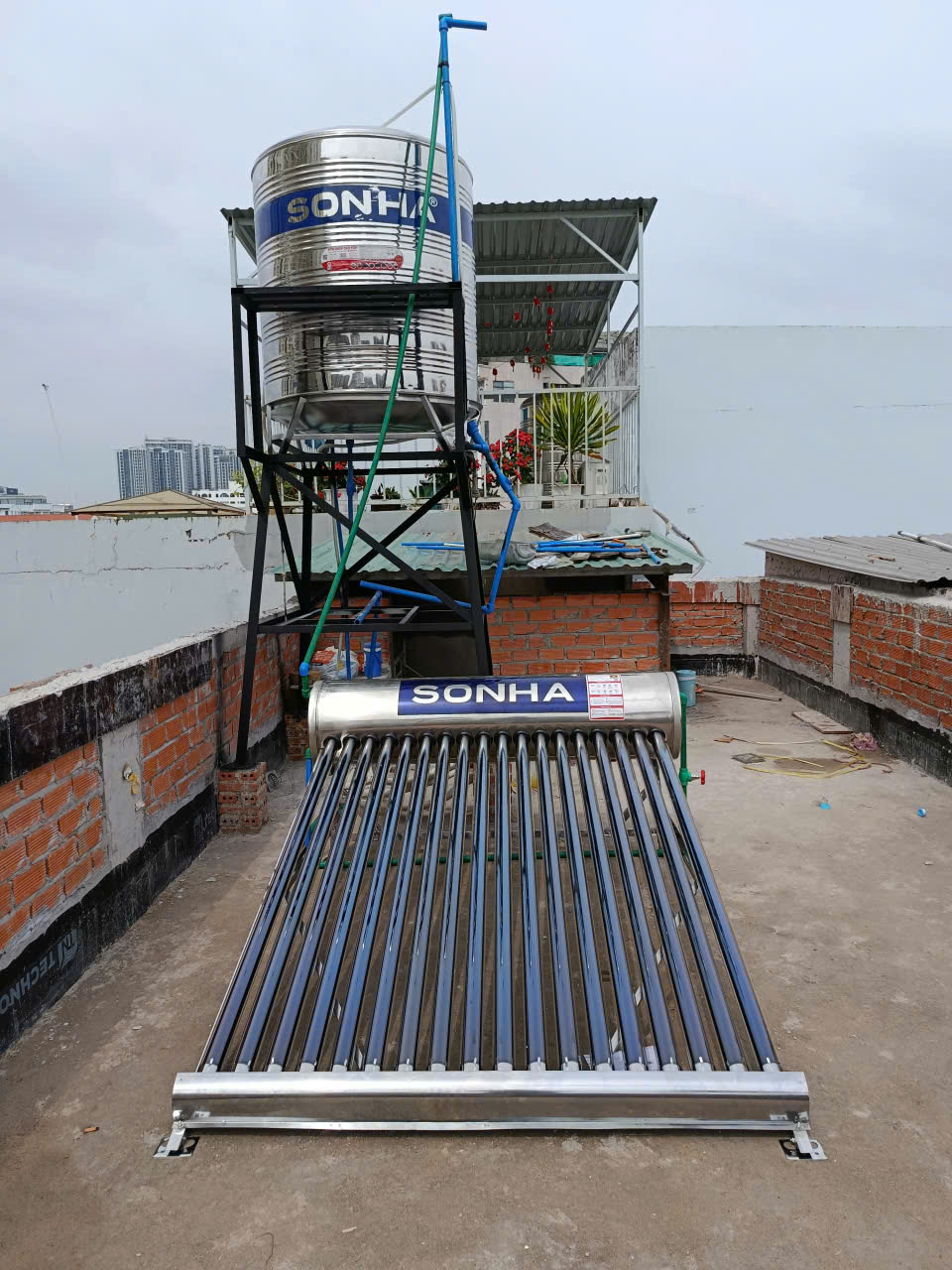 Cảnh báo vị trí đặt bồn nước không an toàn cảnh báo đặt bồn nước sát mép mái nền nghiêng khó bảo trì