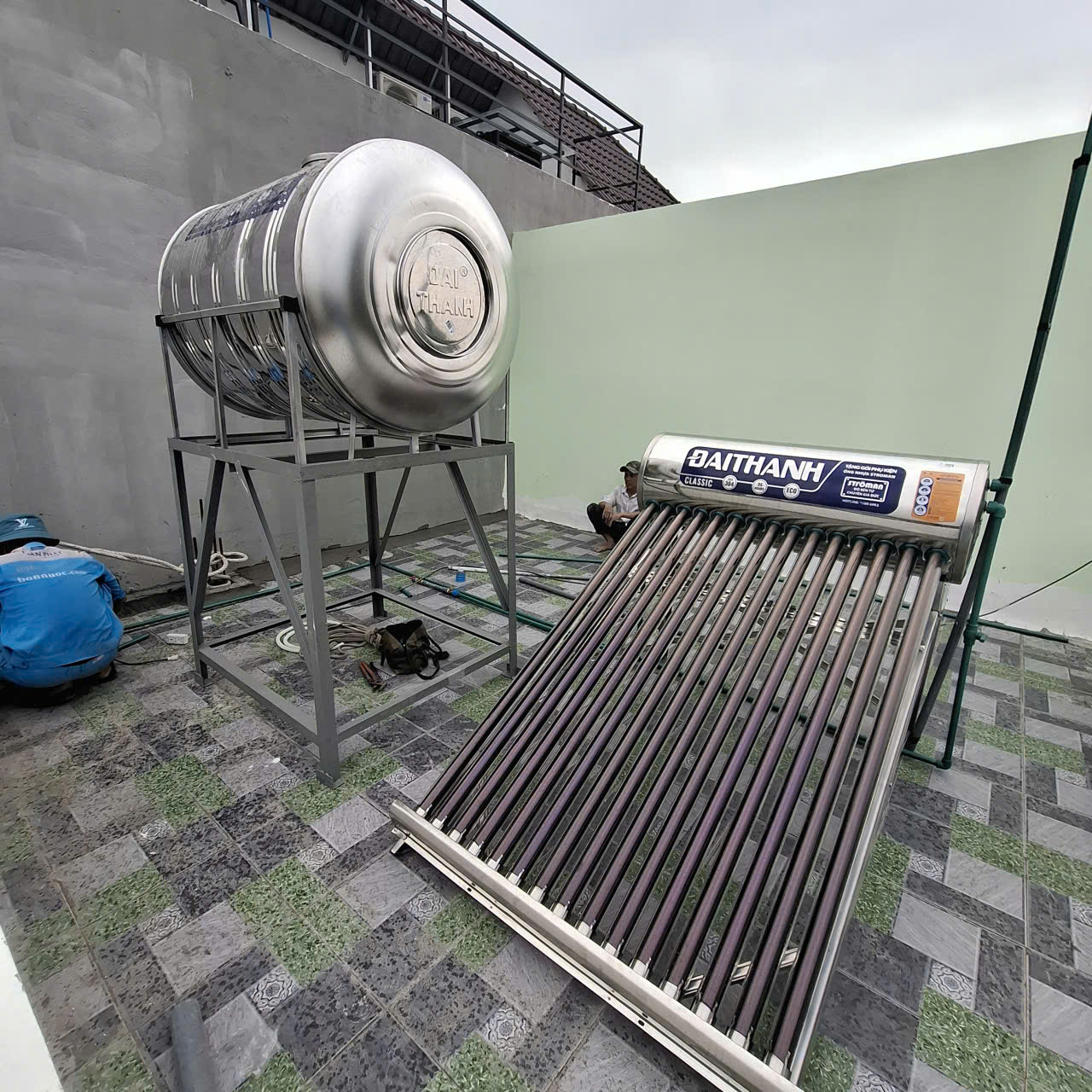 cách lắp chân bồn nước inox ngang trên nền phẳng