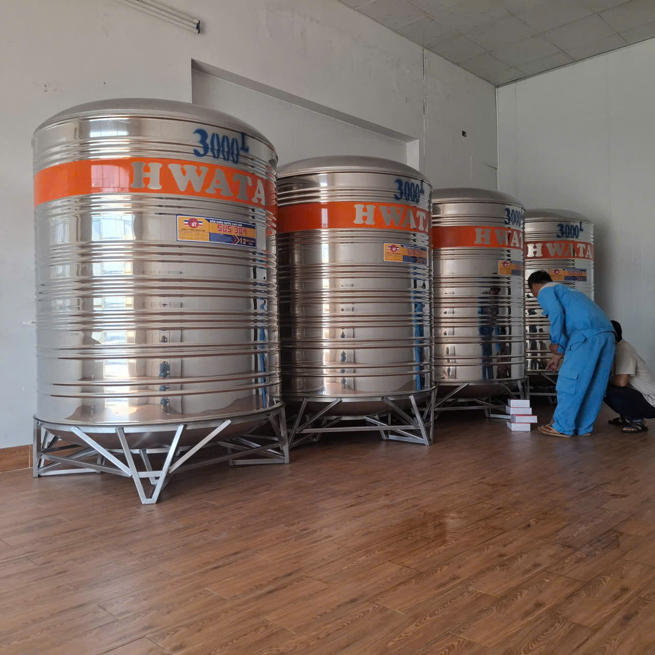 Xả cặn bồn nước inox trước khi vệ sinh xả cặn bồn nước inox trước khi cọ rửa