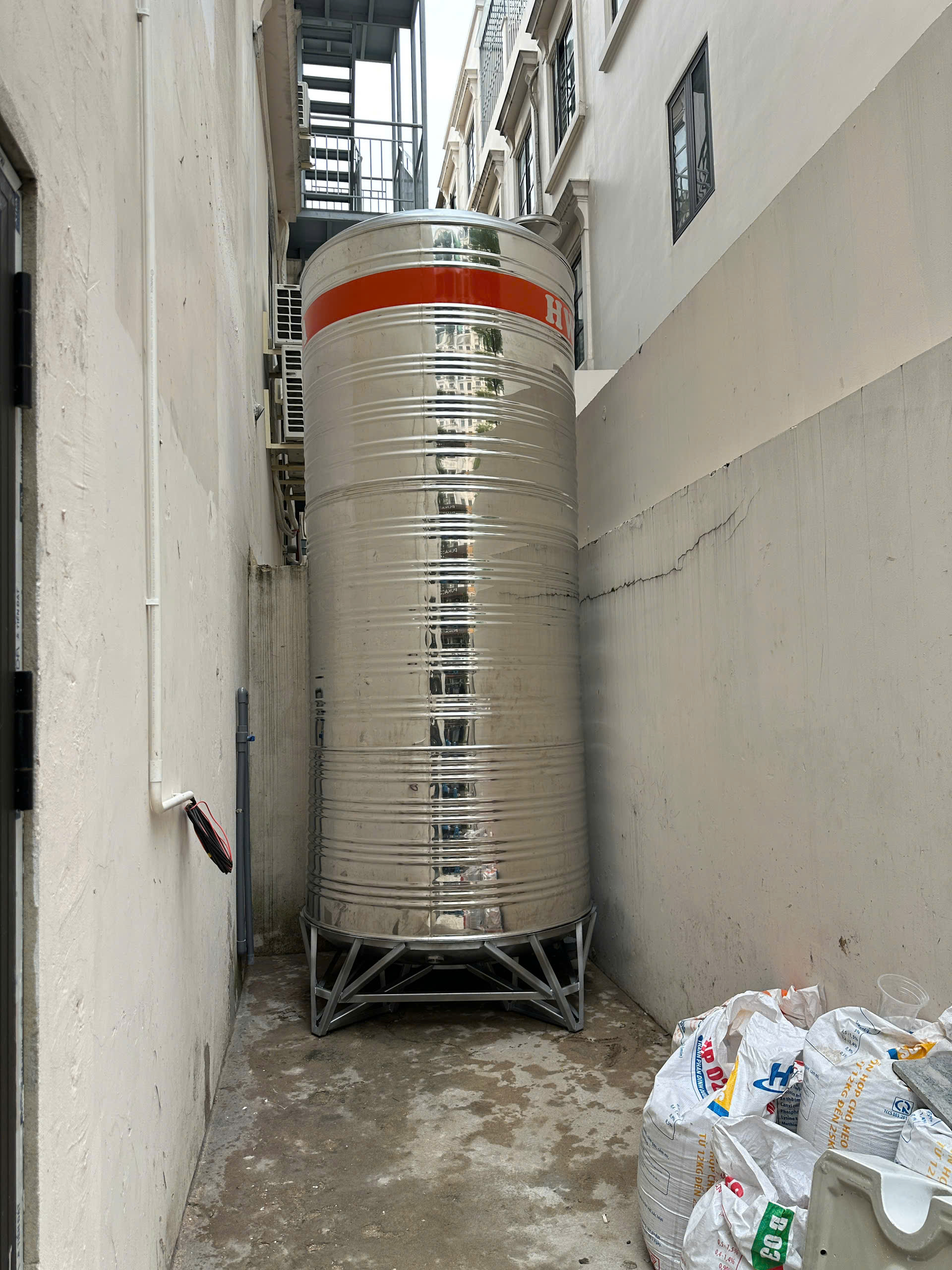 Giao hàng bồn nước công nghiệp 9000L đứng toàn quốc