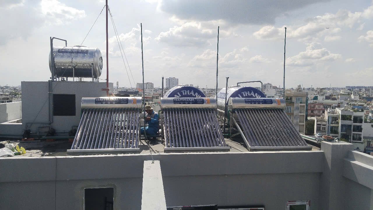 Kiểm tra vị trí lắp bồn nước inox 2000L trên sân thượng