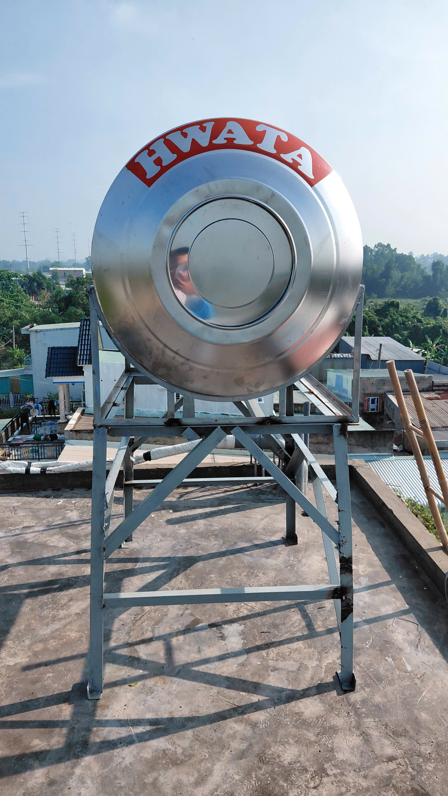 Kiểm tra vị trí lắp bồn inox 3000L ngang trên mái Kiểm tra vị trí lắp bồn inox 3000L ngang trên mái