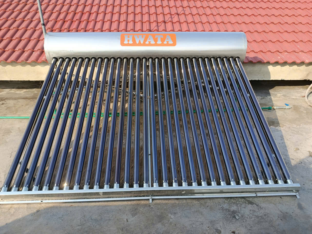 Giao hàng máy năng lượng mặt trời 360L chính hãng