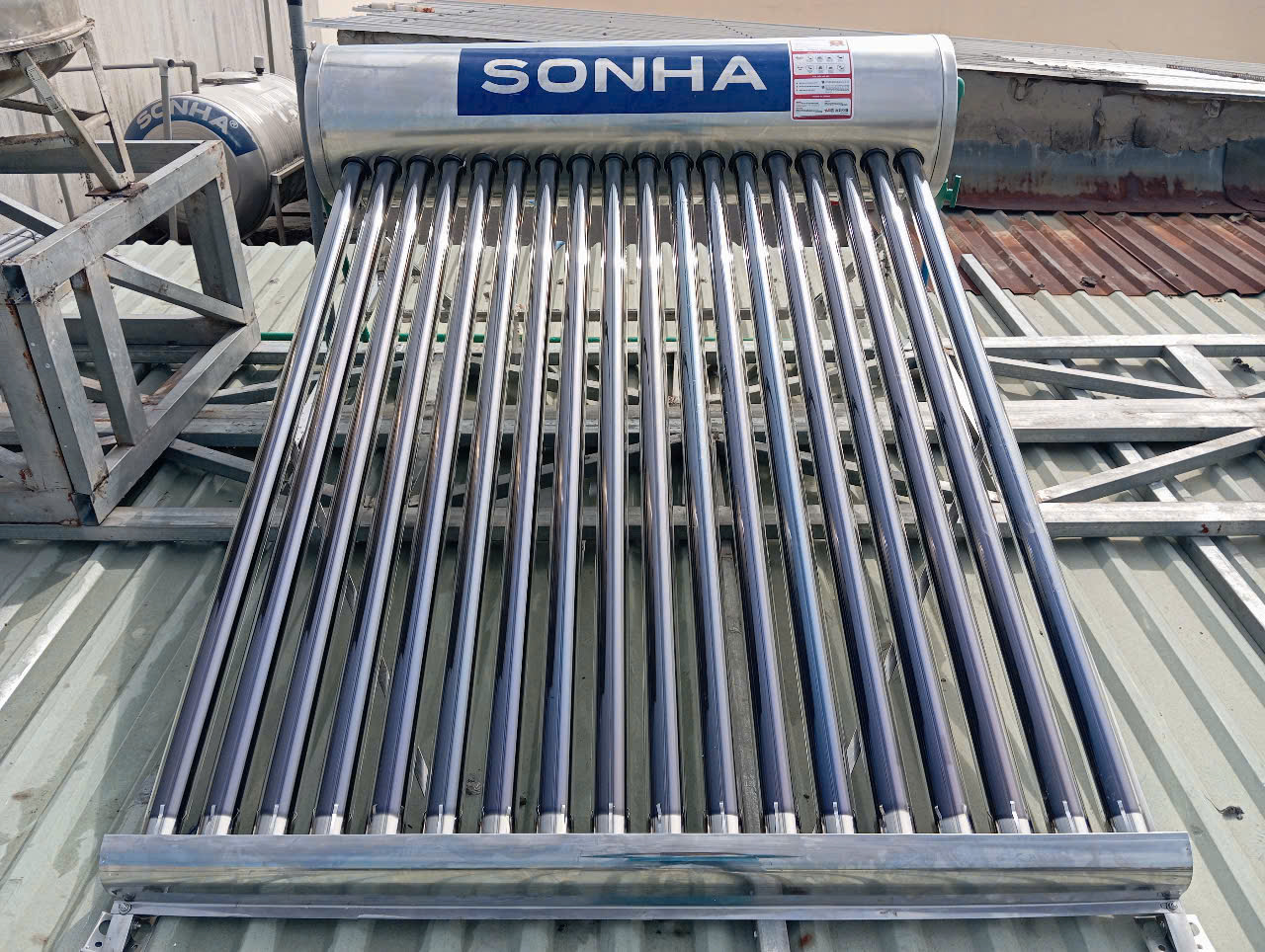 Giao hàng máy năng lượng mặt trời 280L chính hãng