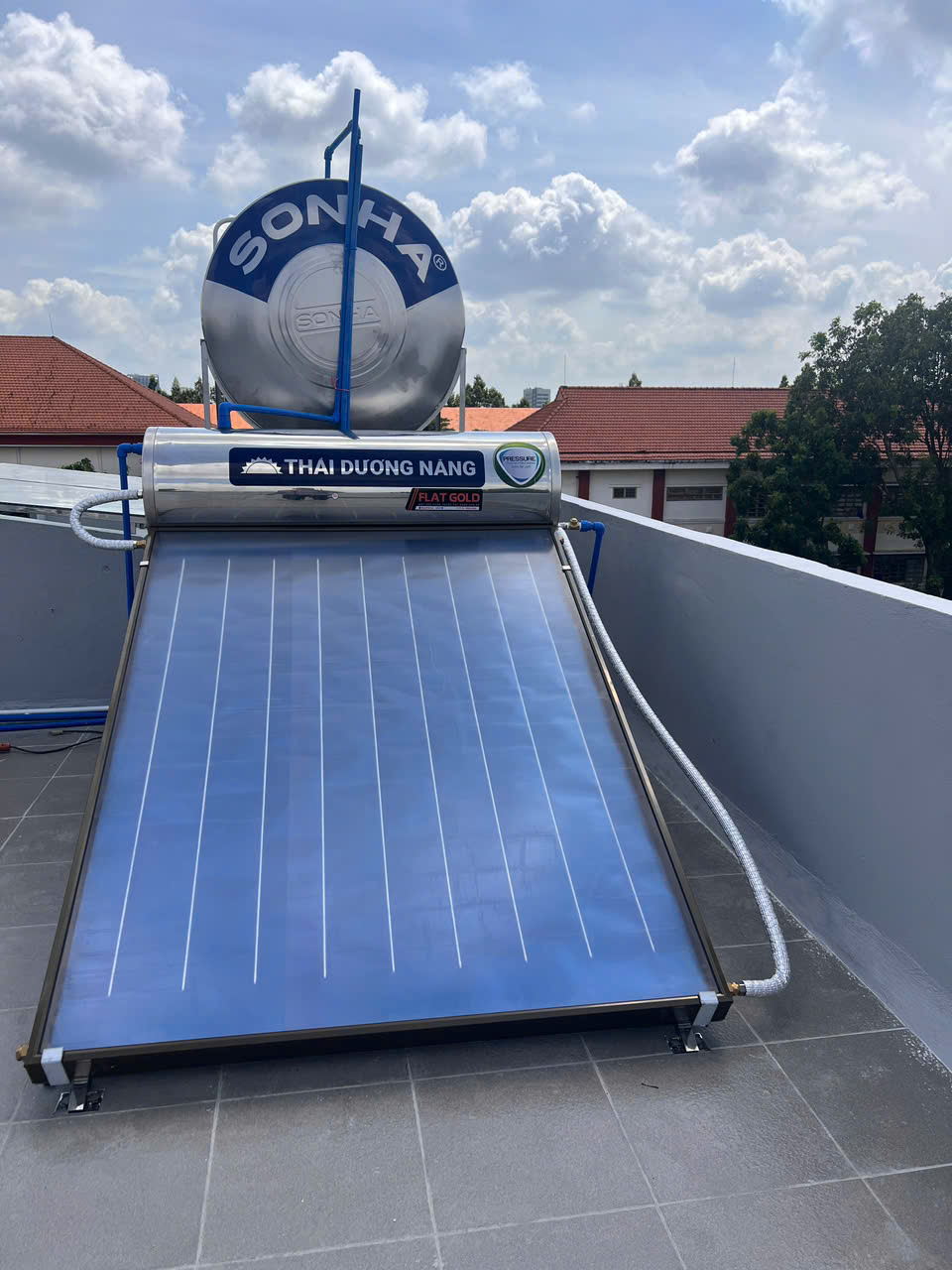 Giao hàng máy năng lượng mặt trời 270L chính hãng