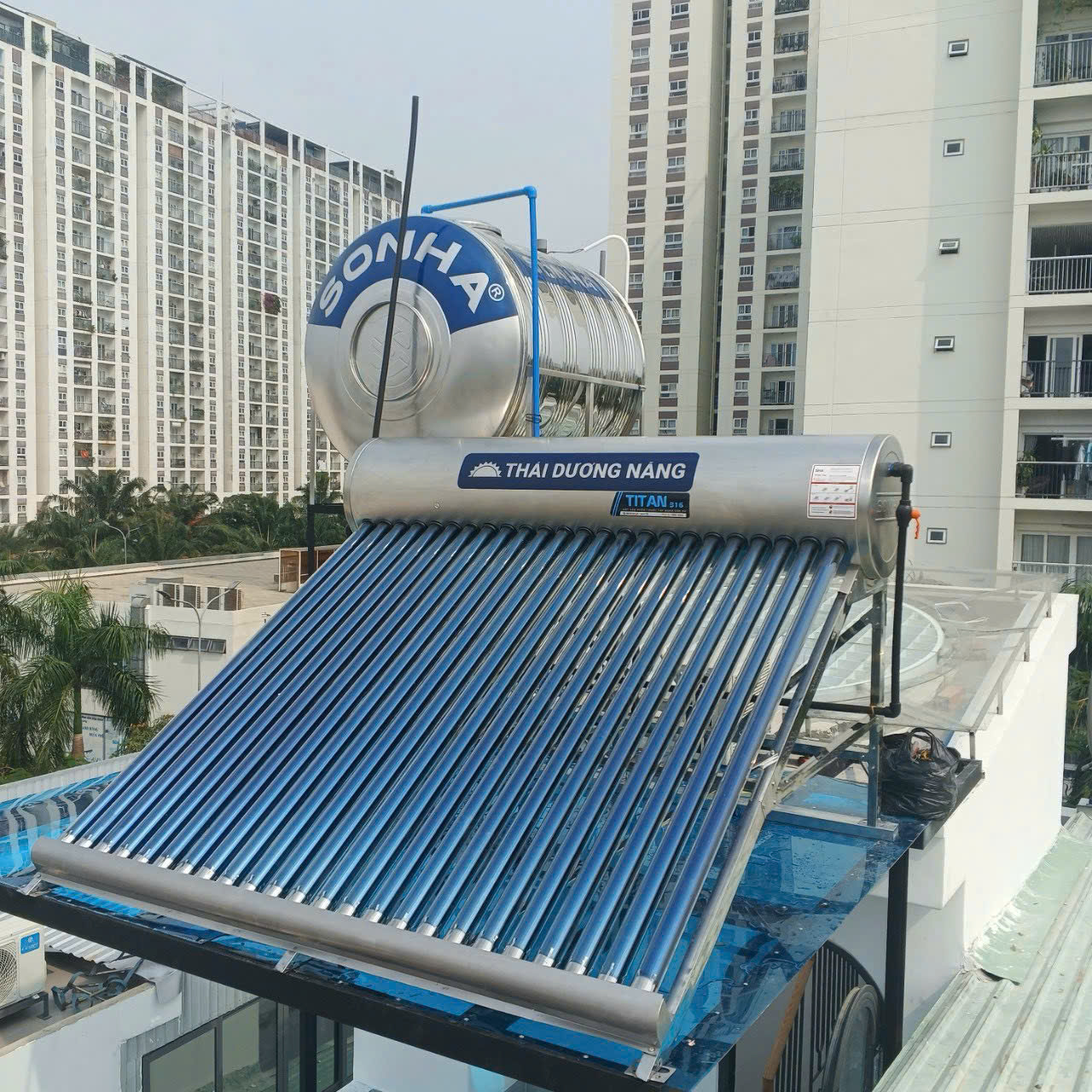 Giao hàng máy năng lượng mặt trời 300L chính hãng