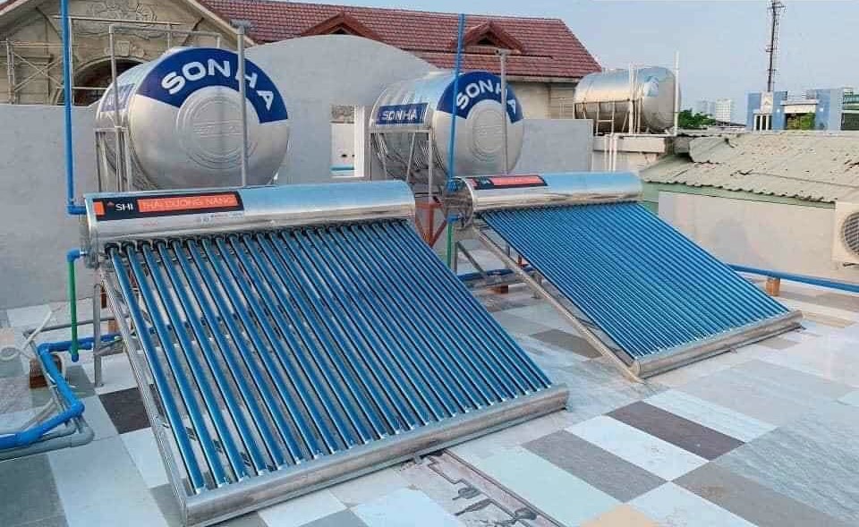 Giao hàng máy năng lượng mặt trời 320L chính hãng
