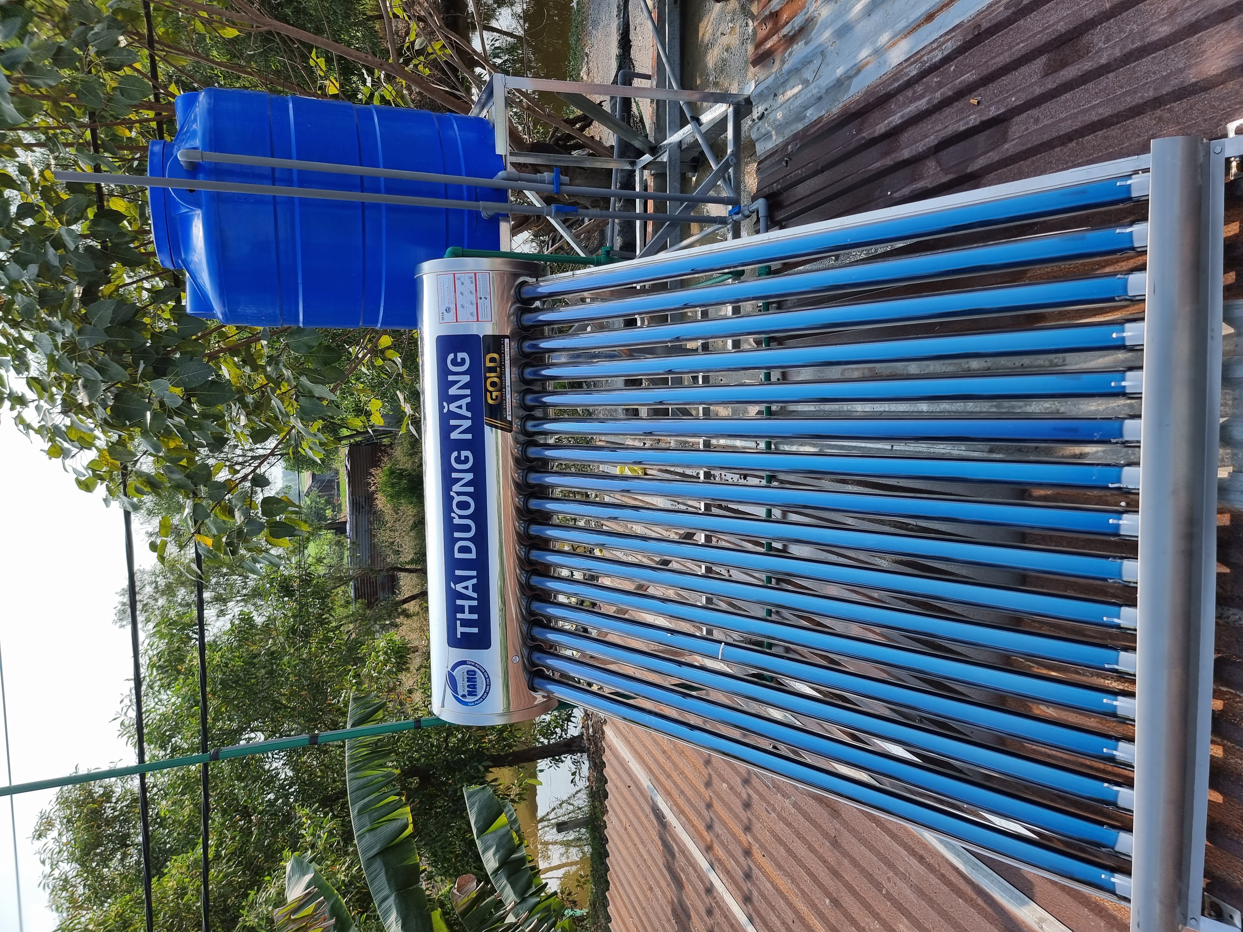 So sánh máy năng lượng mặt trời 200L với 180L 220L