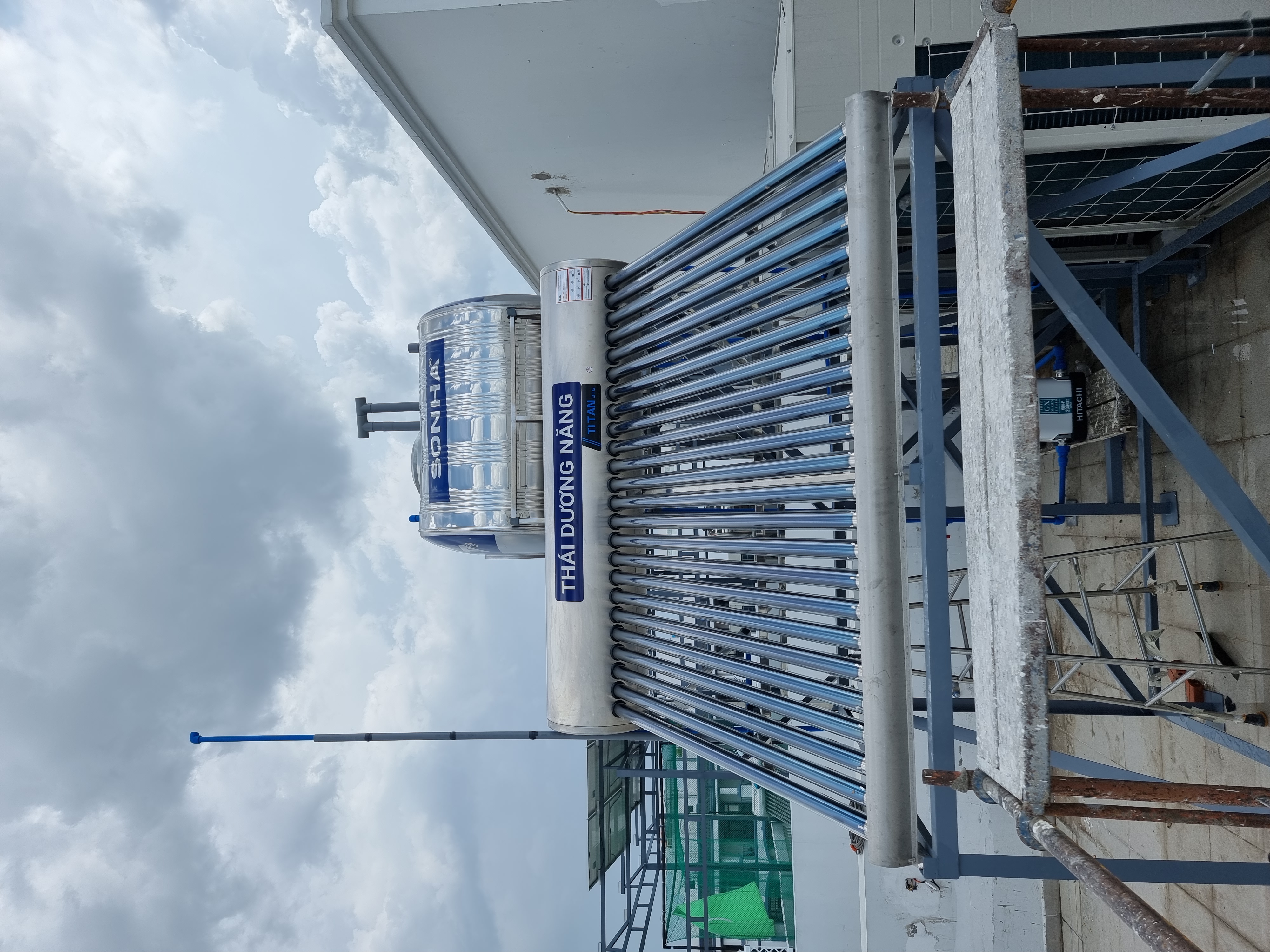 Giao hàng máy năng lượng mặt trời 215L chính hãng