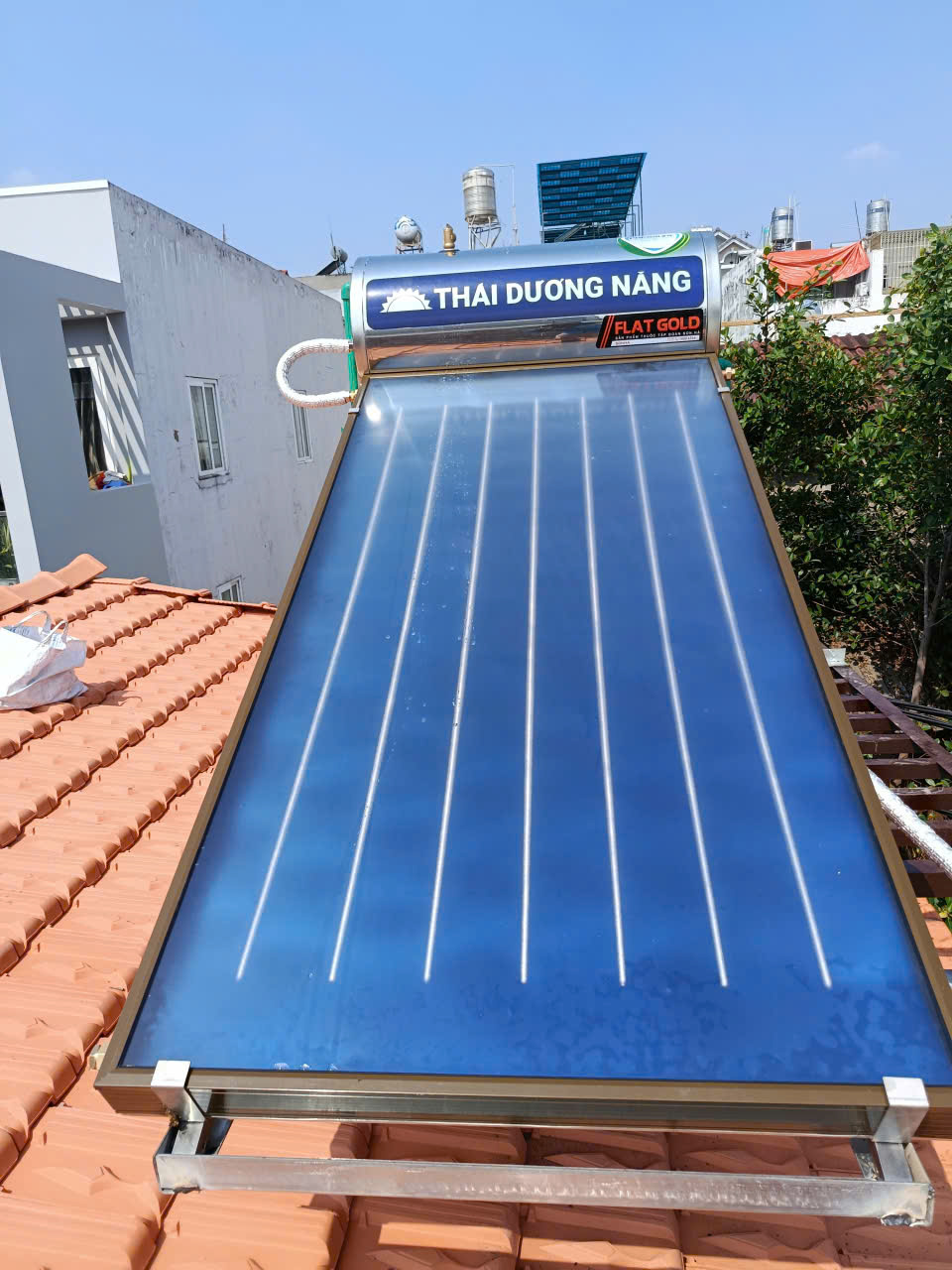 Lắp đặt máy năng lượng mặt trời tấm phẳng tại nhà