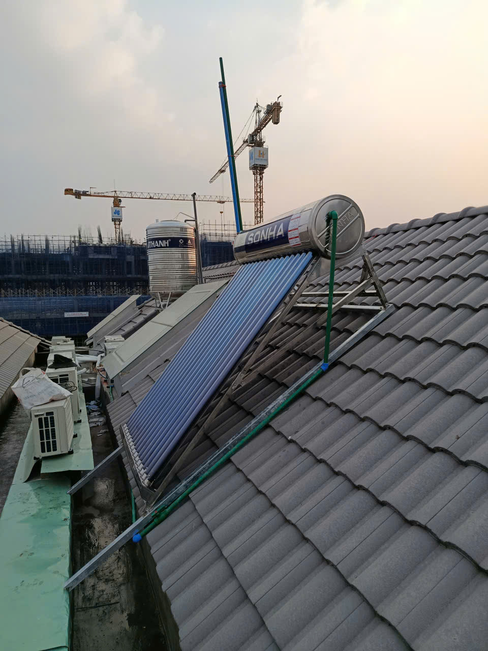 Phân loại máy năng lượng mặt trời 220L
