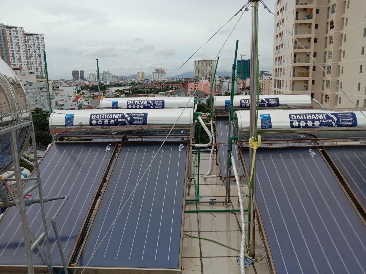 Giao hàng máy năng lượng mặt trời 315L chính hãng
