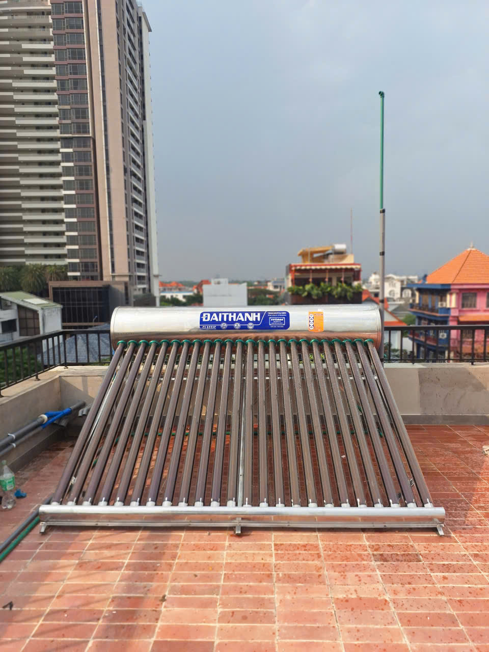 Giao hàng máy năng lượng mặt trời 240L chính hãng