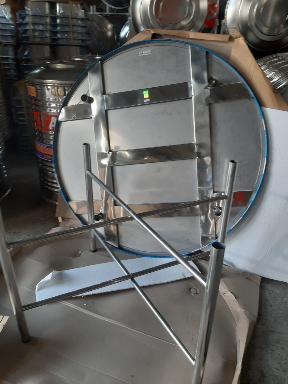 chi tiết mặt và chân bàn tròn inox 304