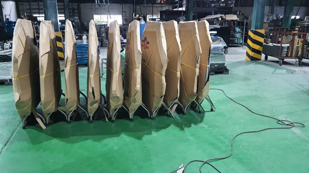 bàn ăn inox bố trí trong gia đình và quán ăn