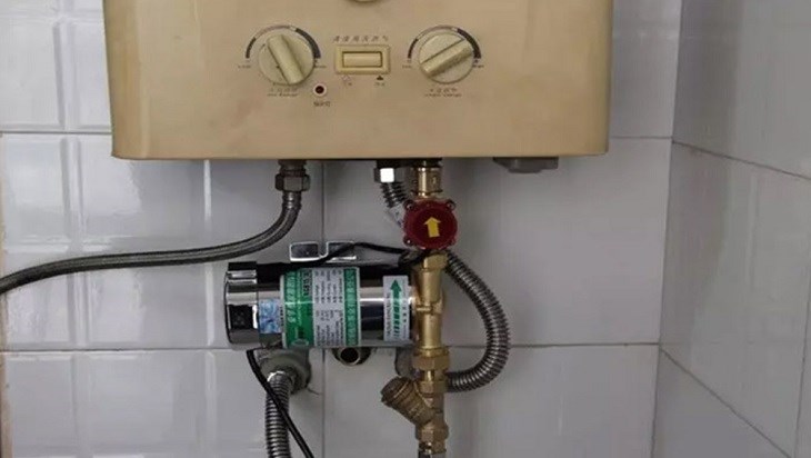 So sánh bình nước nóng có bơm trợ lực và không bơm