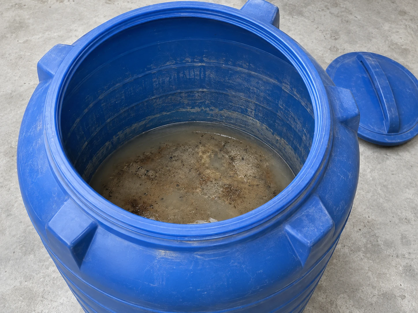 Vị trí cặn thường tích tụ trong bồn nước nhựa cặn và bùn thường tích tụ ở đáy bồn nước nhựa