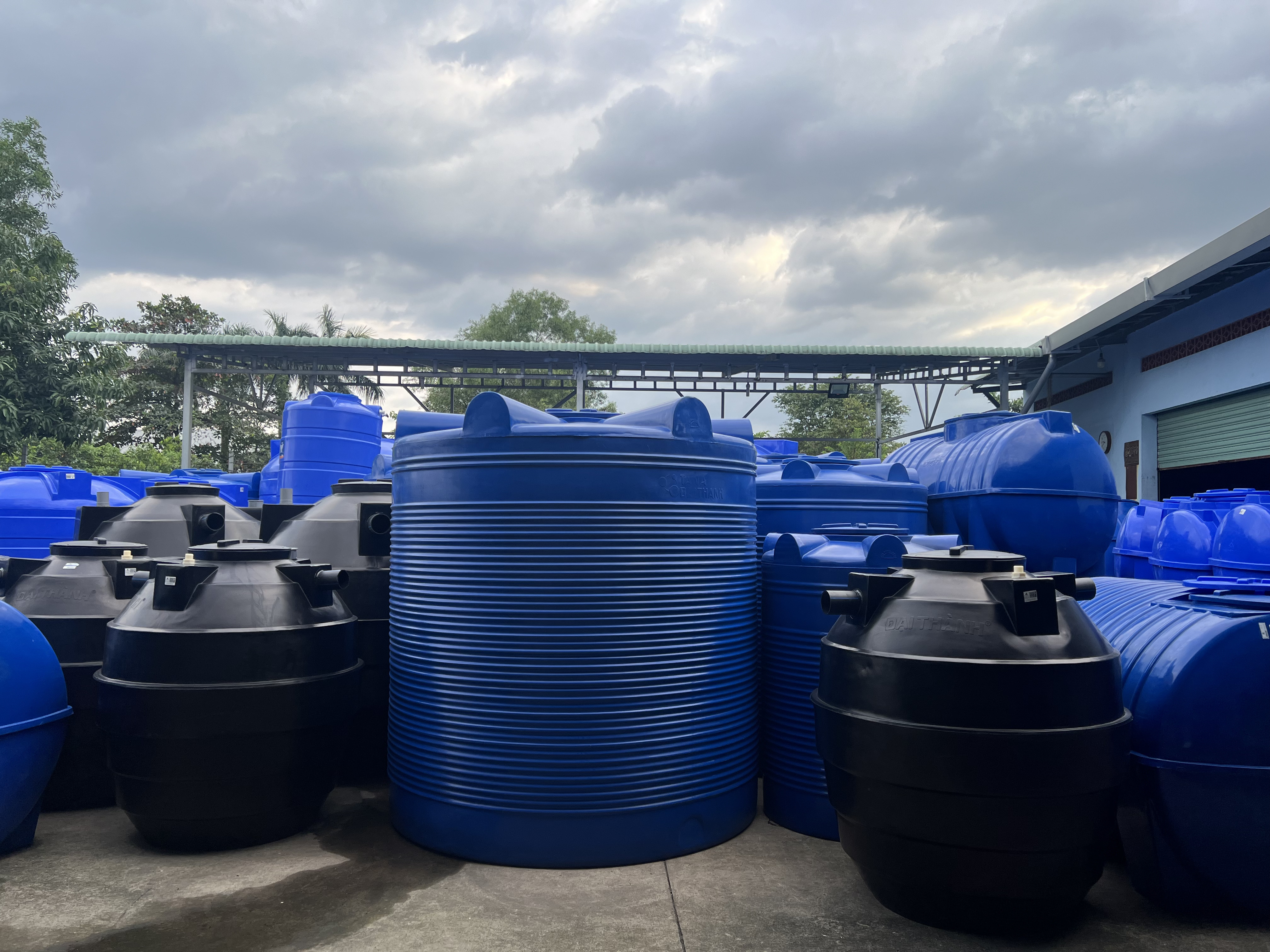 Bồn Nhựa 10000L dạng ngang đặt vững trên mặt bằng dài