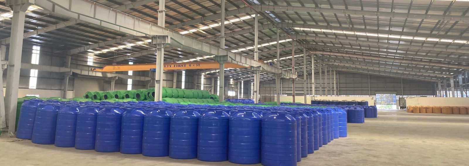 Kho và giao hàng bồn nhựa 1000L đứng chính hãng