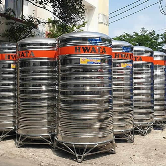 Bồn nước inox Hwata đứng tại bãi hàng