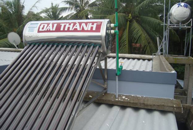 Lắp đặt bình nước nóng Tân Á Đại Thành trên mái nhà